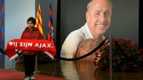 Los jugadores del Ajax rinden homenaje a Cruyff