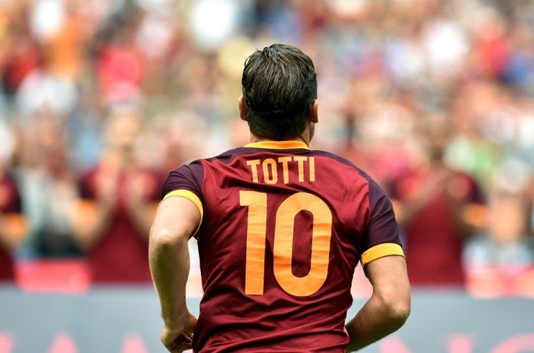 Roma subasta camisetas de Totti, Dzeko y Pjanic para ayudar a los refugiados