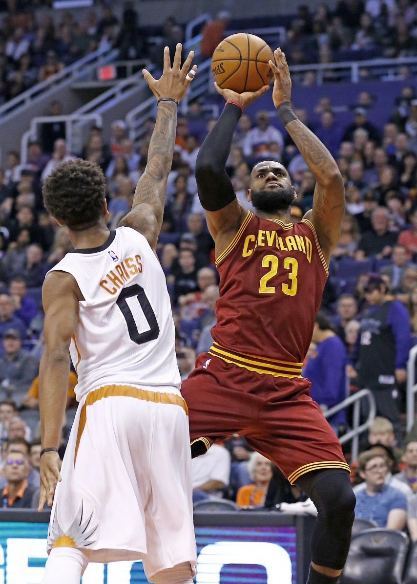 LeBron anota 28 puntos y Cavaliers vencen 120-116 a Suns