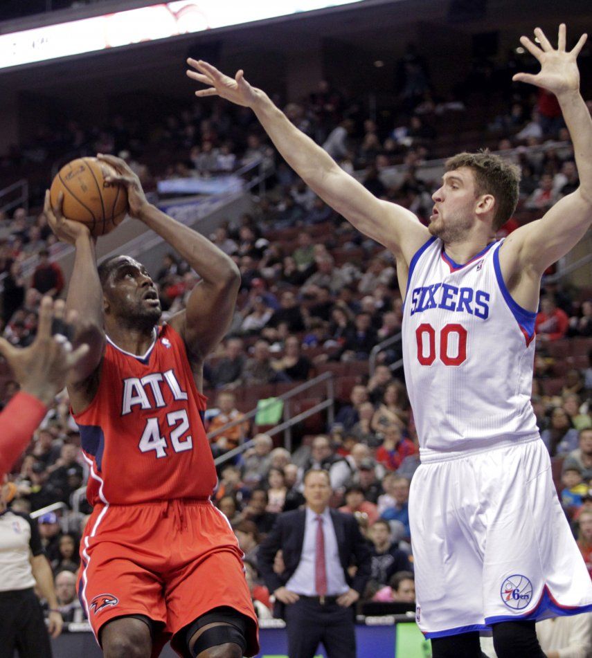 Hawks humillan a unos 76ers en caída libre