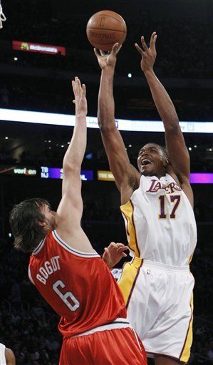 NBA: Lakers 95, Bucks 77; Bynum atrapa 18 rebotes