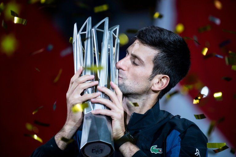 Djokovic gana el Masters 1000 de Shanghai y se acerca al N.1 del mundo