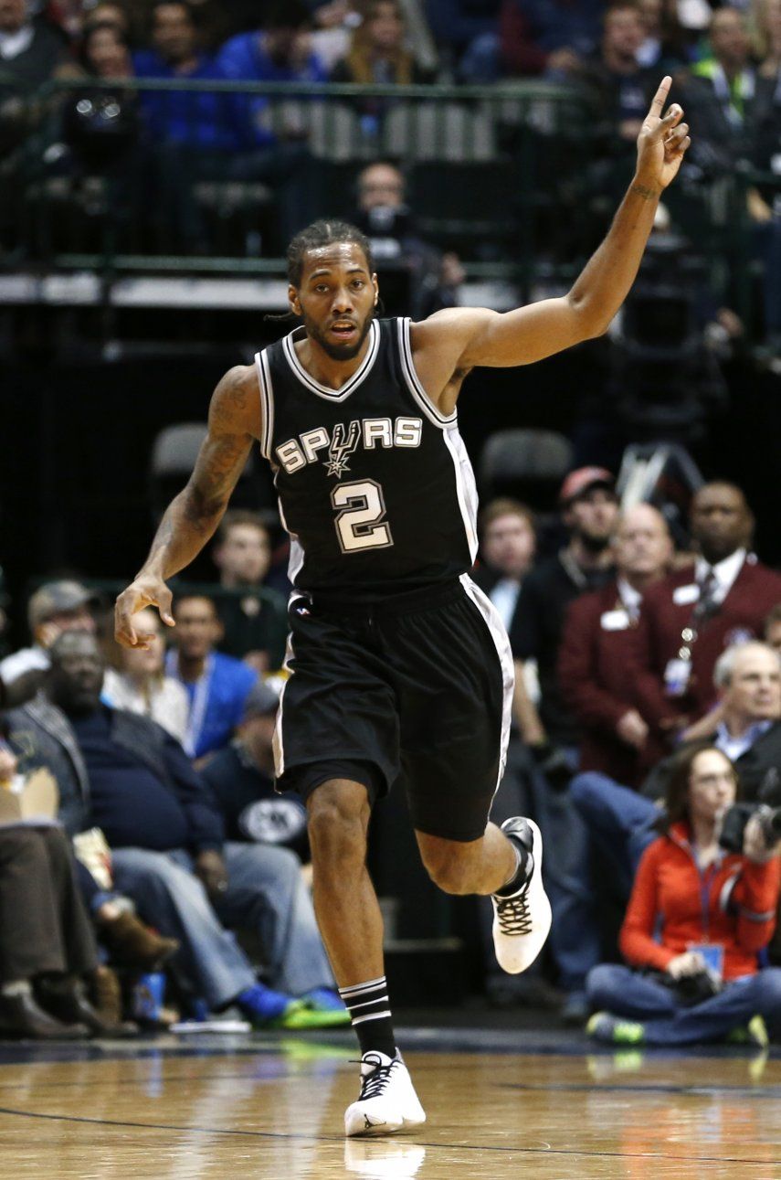 Spurs arrasan a Mavs en la 1ra mitad y se imponen