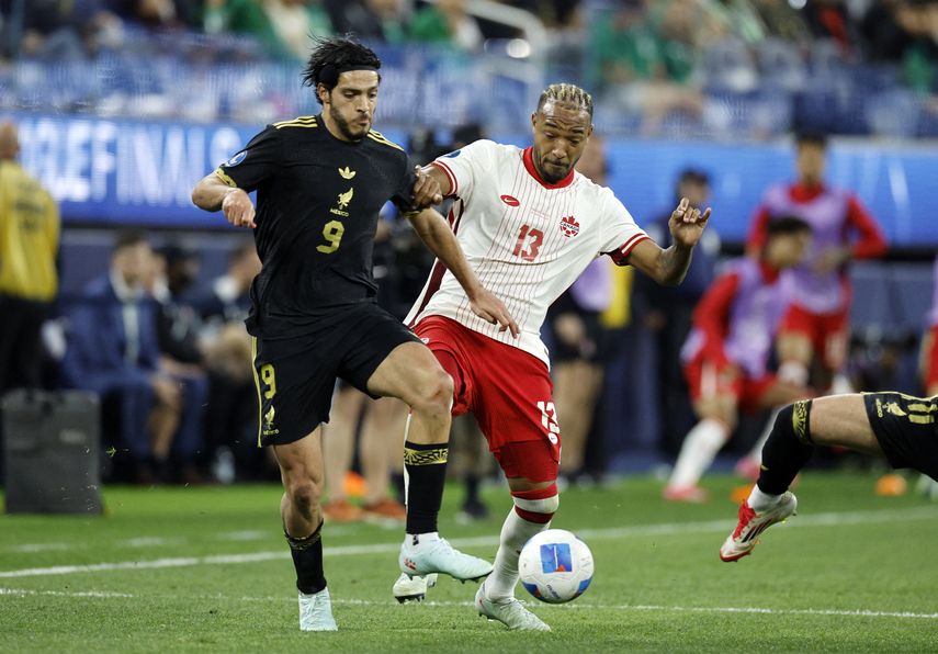 Entrenador de Canadá reclamó al árbitro por no revisar un posible penal vs México