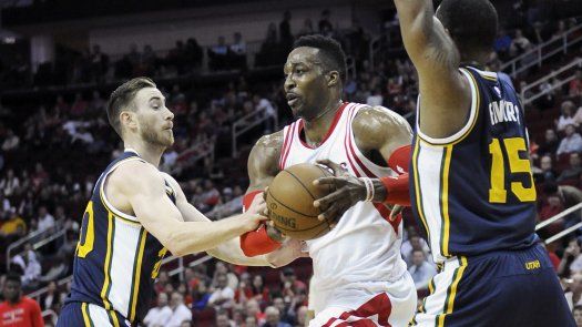 Clavada de Favors da triunfo al Jazz sobre Rockets