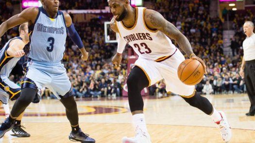 El rey LeBron James sigue liderando las ventas de camisetas en la NBA