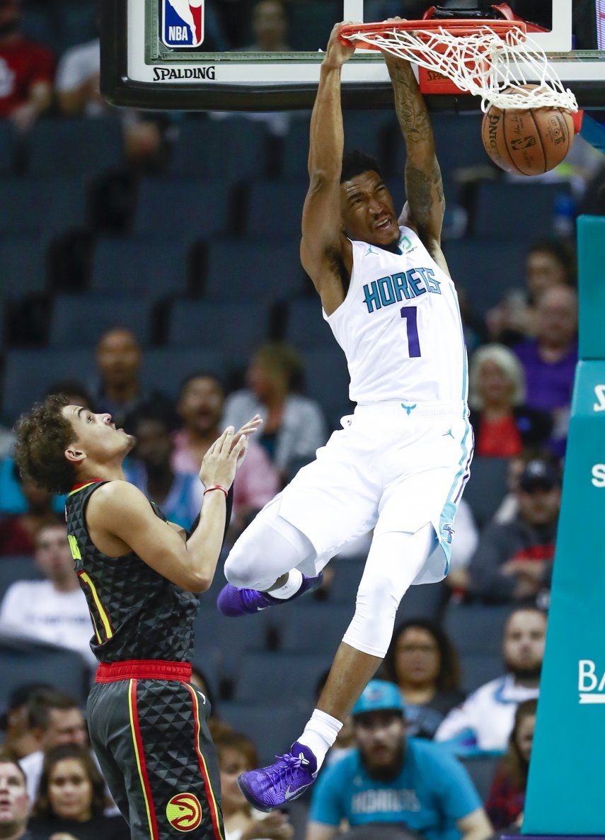 Walker anota 29 y Hornets derrotan 113-102 a Hawks