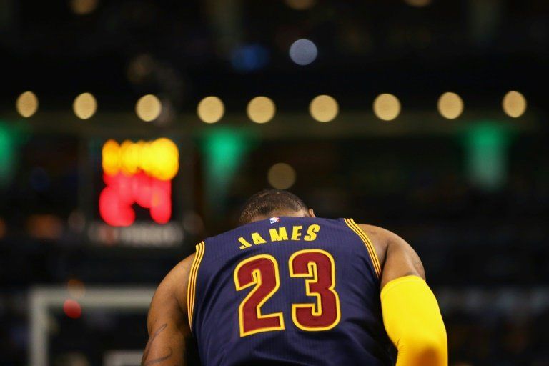 LeBron y los Cavs arrollaron a Celtics en eliminatorias de la NBA