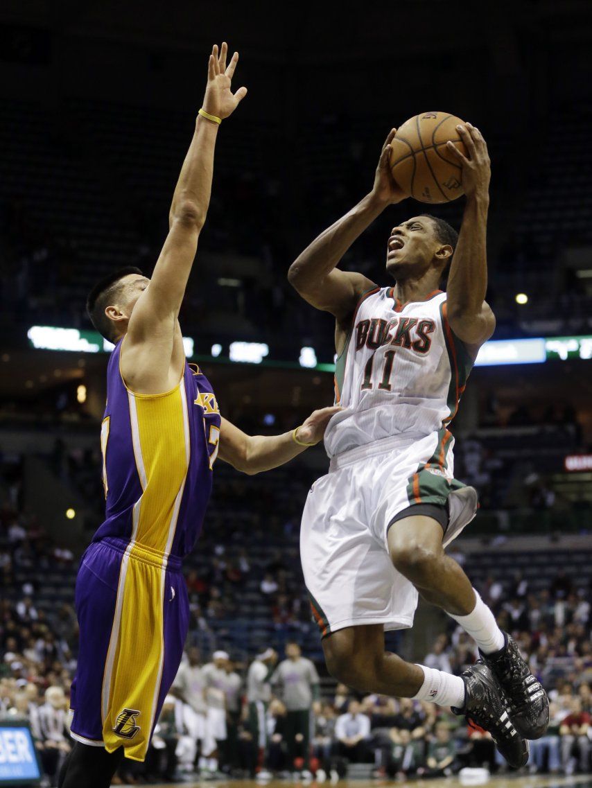 Bucks vencen a Lakers en tiempo extra e hilvana 5 victorias