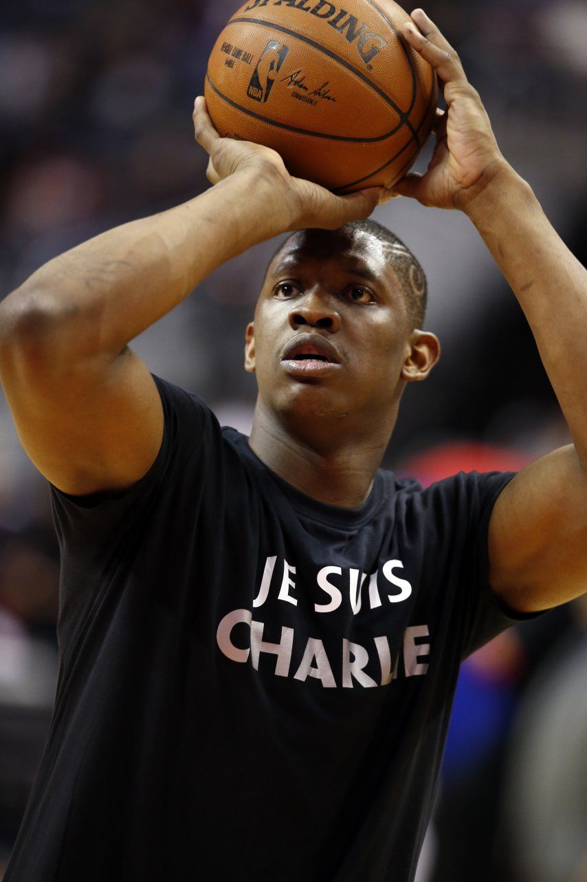 Franceses en la NBA visten camisetas de Je Suis Charlie