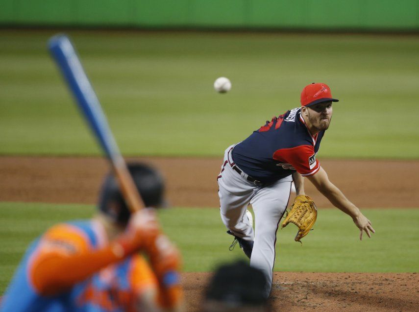 Gausman y bullpen lucen en triunfo de Bravos sobre Marlins, Camargo de 5-1