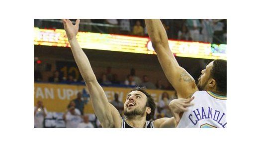 NBA: Ginóbili hace 26 puntos y Spurs eliminan a Hornets