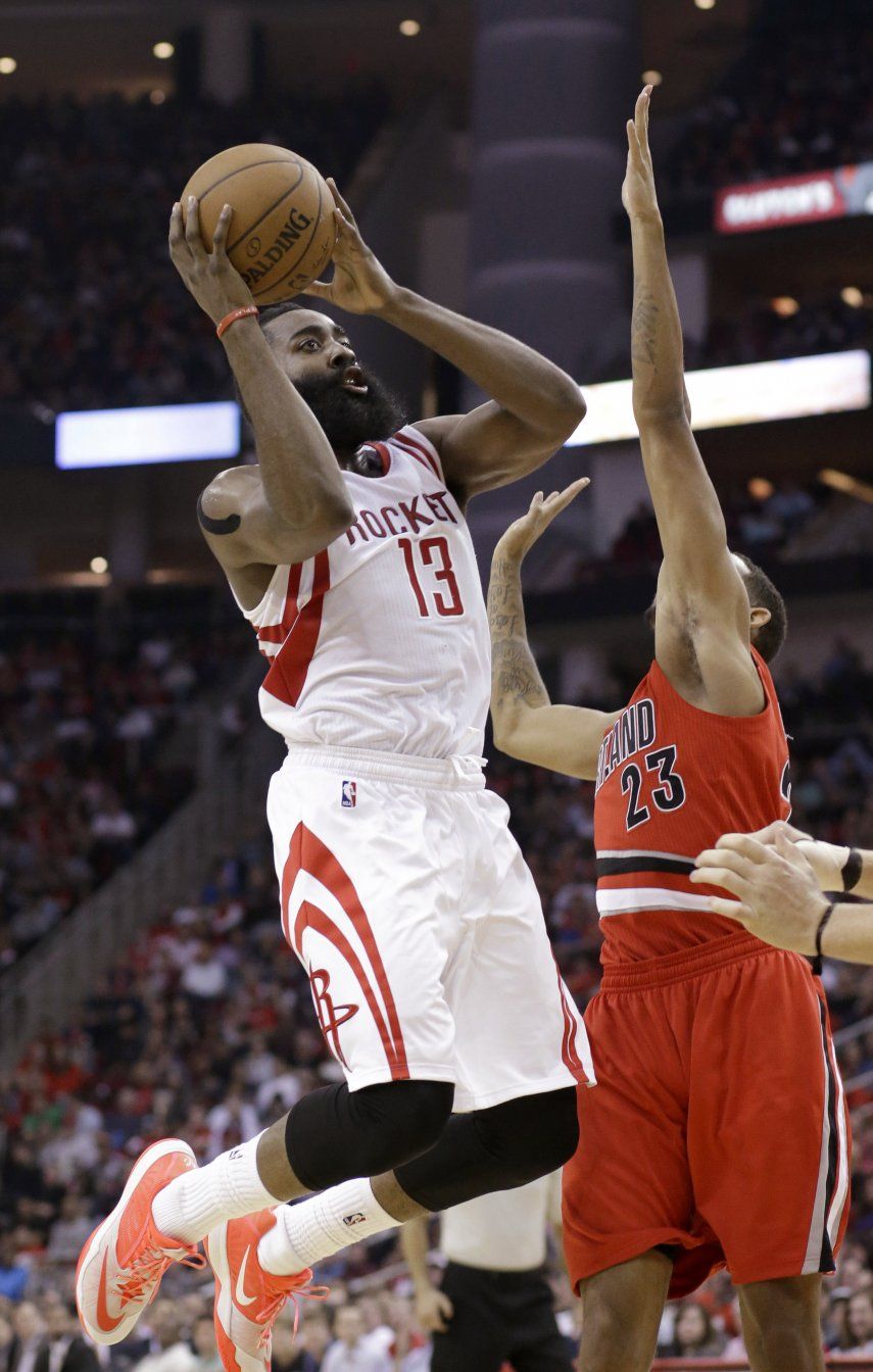James Harden de los Rockets sigue como líder de anotadores en NBA