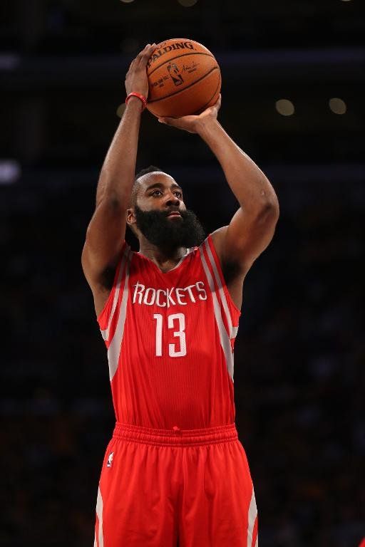 Líder anotador Harden suspendido por patear en la ingle a LeBron James