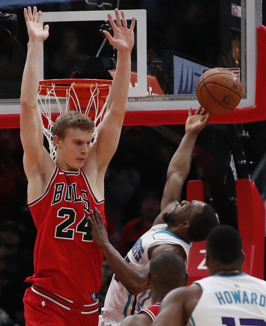 Holiday logra 27 puntos y Bulls gana 123-120 a Hornets