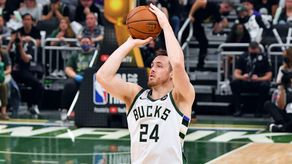 NBA: Los Bucks firman a Pat Connaughton con una extensión de varios años