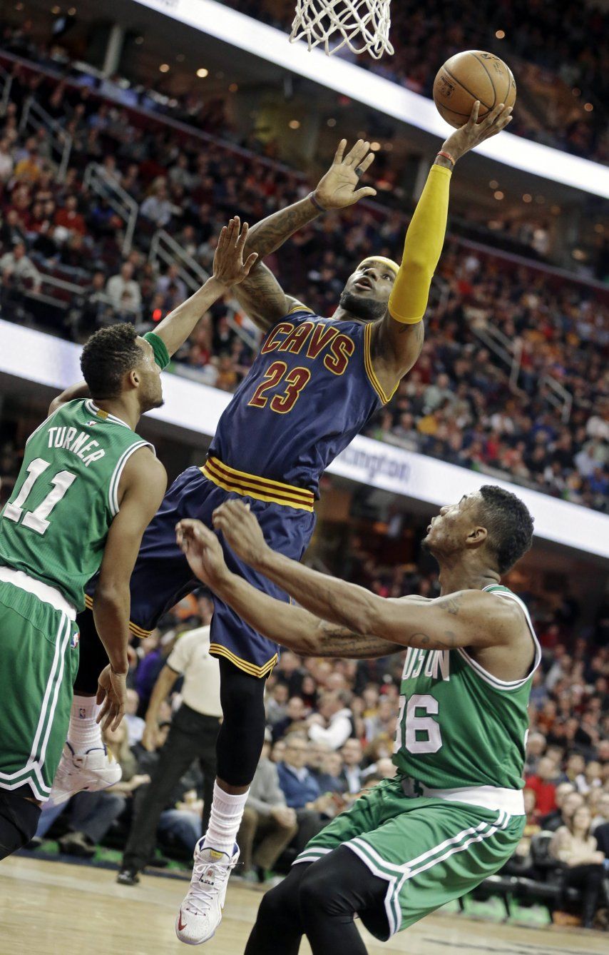 LeBron alcanza hito y sus Cavaliers vapulean a Boston