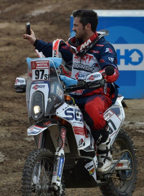 El piloto de motos francés Toniutti, en estado estable y serio tras la caída en el Dakar