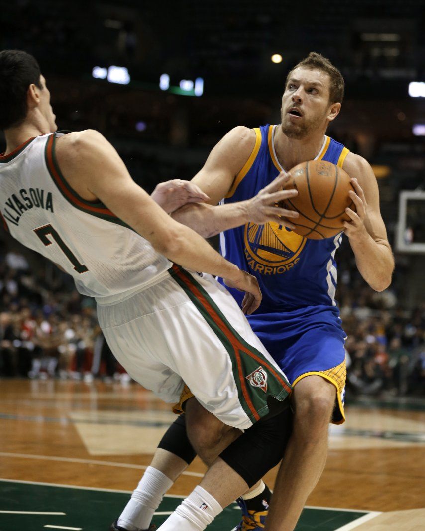 Lee anota 22 y Warriors arrollan a Bucks