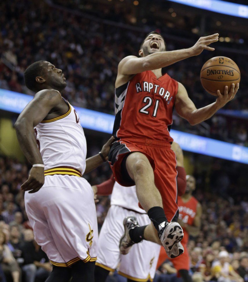 Raptors y Williams hunden más a Cavs
