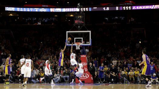 Lakers superan a 76ers en tiempo extra