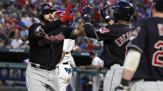 Alonso y Carrasco guían a Indios a triunfo sobre Rangers
