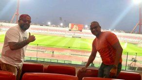 Los panas Carlos Alberto Pérez y Roberto Tai apoyando a la selección de Panamá en el Estadio Nacional de Baréin,&nbsp;