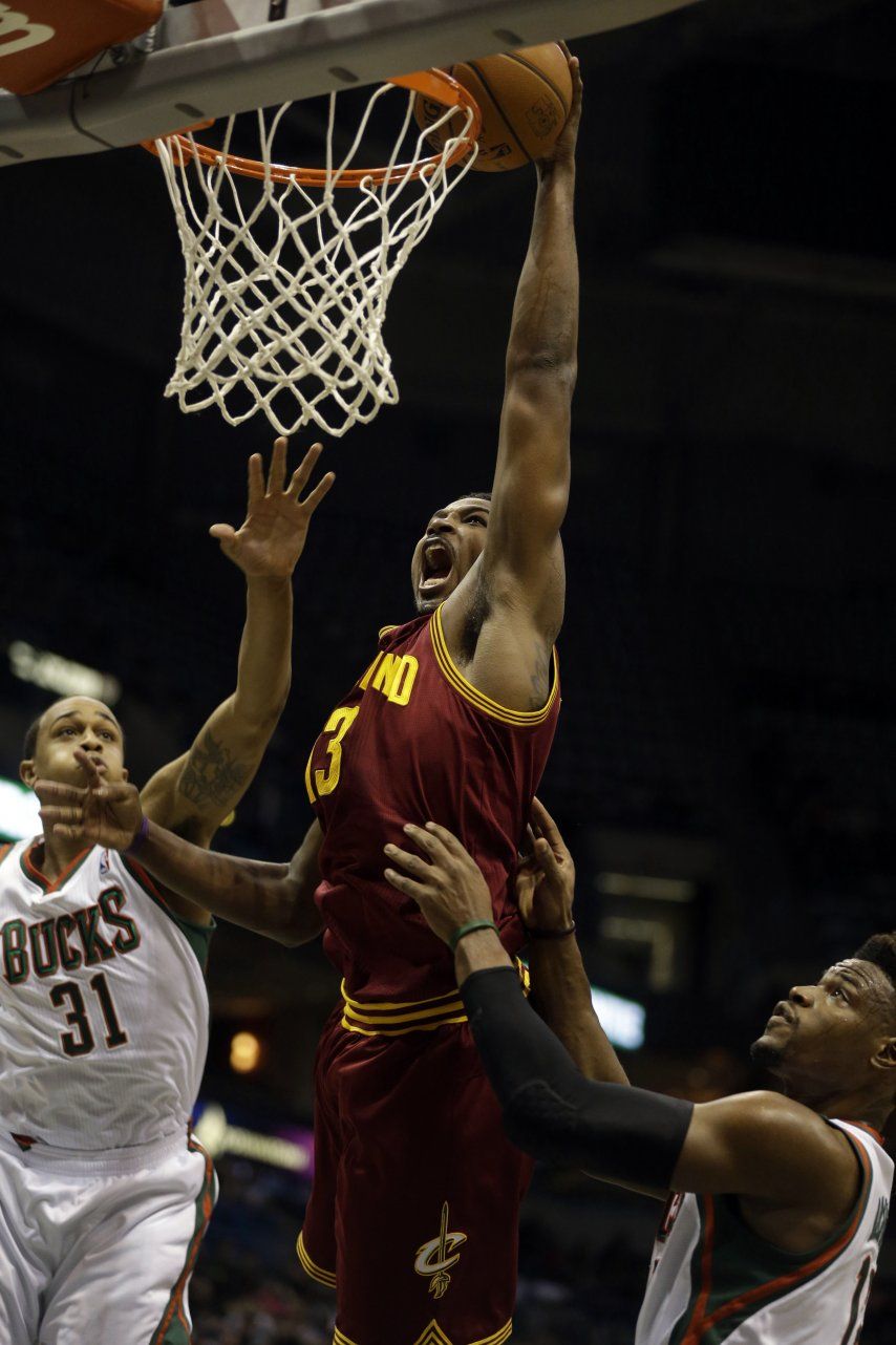 Knight y Sessions comandan triunfo de Bucks