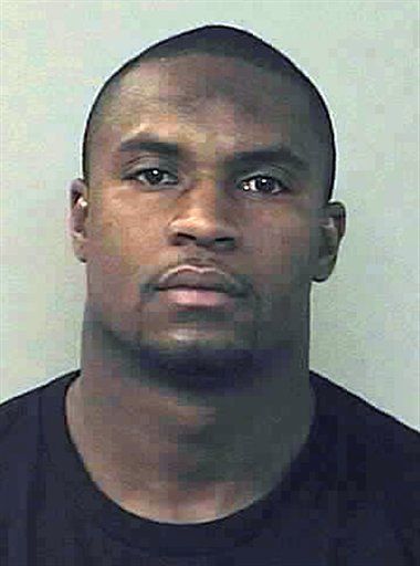 Broncos quitan a Williams de capitán tras detención