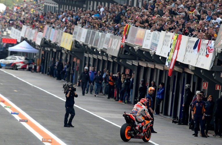 Maverick Viñales saldrá primero en Valencia, Márquez épico