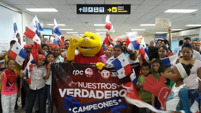 Llegada de los jugadores de Panamá tras Copa Oro