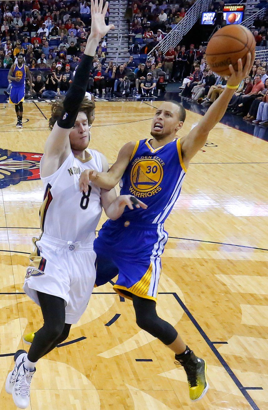 Curry y Warriors ganan en prórroga