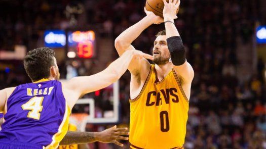 Kevin Love fuera de los playoffs por operación en el hombro