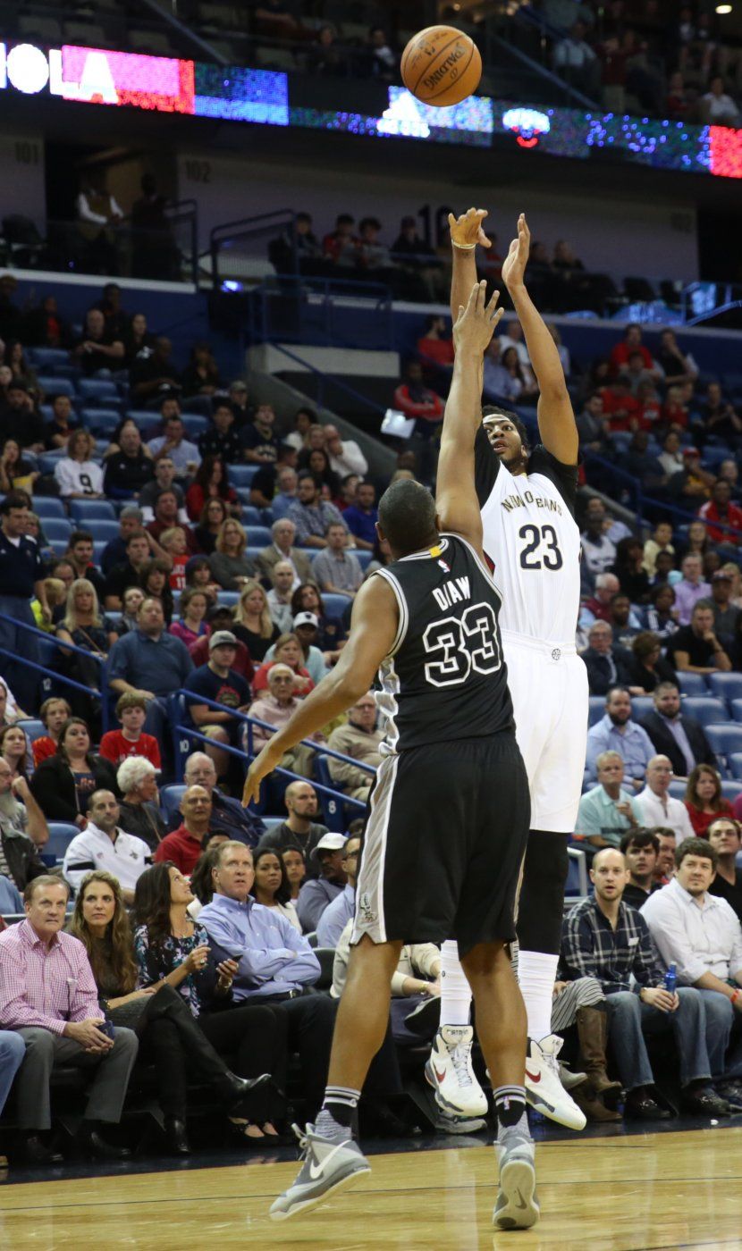 Davis brilla en su regreso a los Pelicans