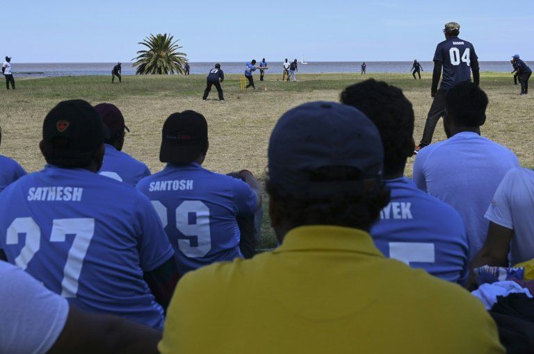La selección uruguaya de cricket, integrada por indios, busca sitio donde jugar