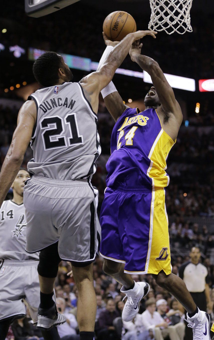 Kobe y Lakers vencen a Spurs en tiempo extra