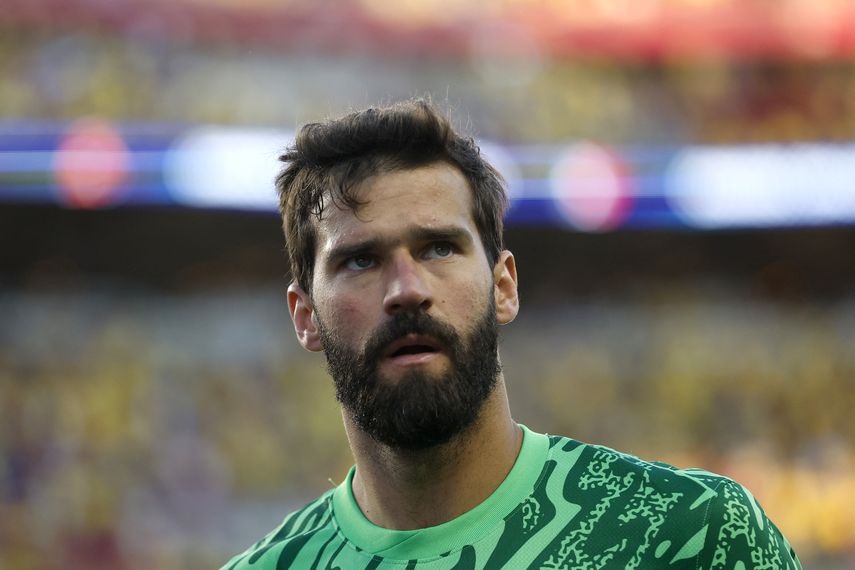 El portero brasileño Alisson Becker estará seis semanas de baja
