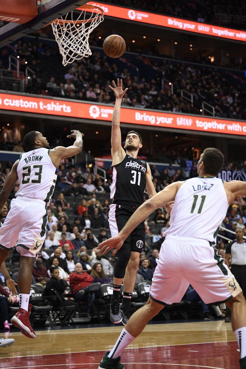 Beal anota 32 y Wizards vence 113-106 a Bucks sin Giannis