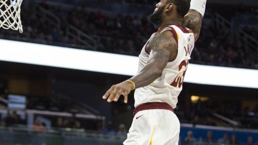 LeBron James coquetea con triple-doble en triunfo de Cavs