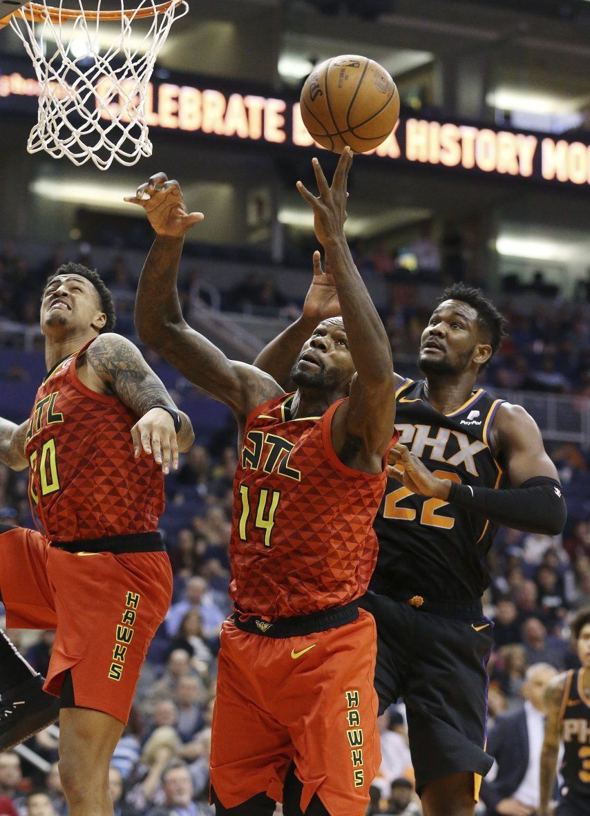 Collins y Young guían a Suns en victoria sobre Hawks