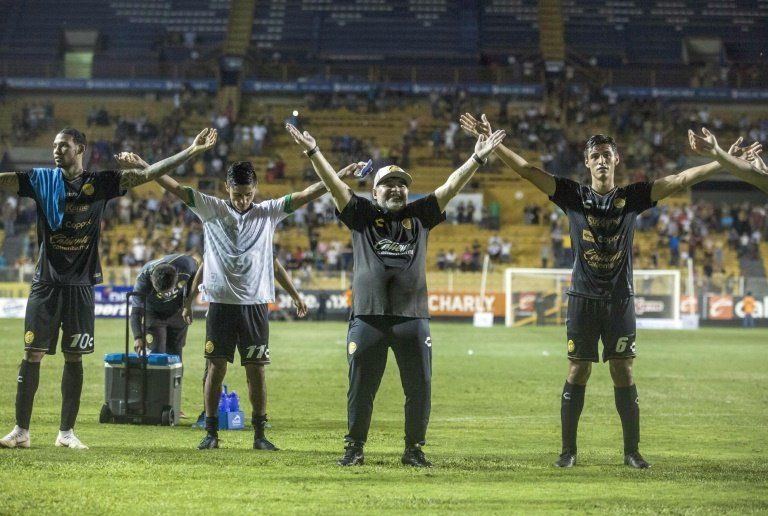 Efecto Maradona: un fútbol de segunda convertido en show de primera