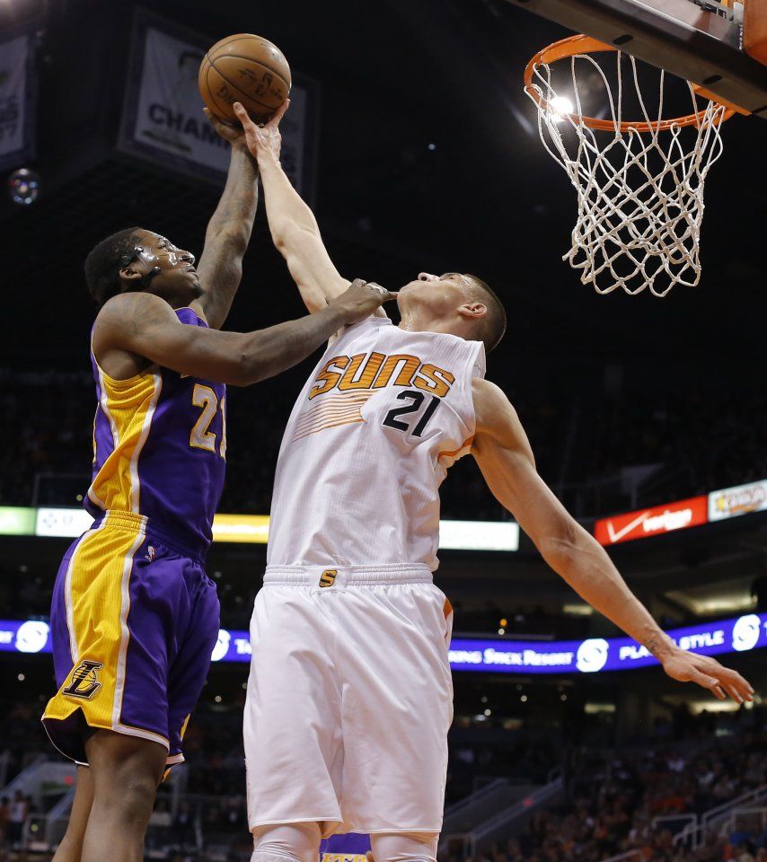 Bases dan la victoria a los Suns sobre unos Lakers sin Kobe