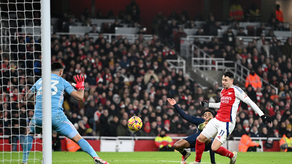 El Arsenal igualó con el Aston Villa y se alejó del líder Liverpool
