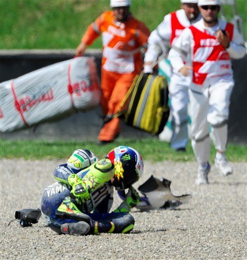 Motociclista Valentino Rossi se fractura una pierna en práctica