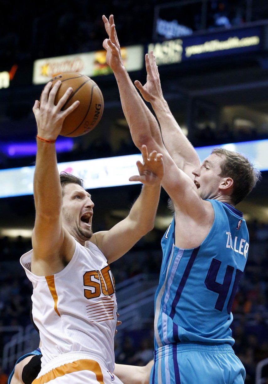 Suns, letales con triples, vencen a Hornets