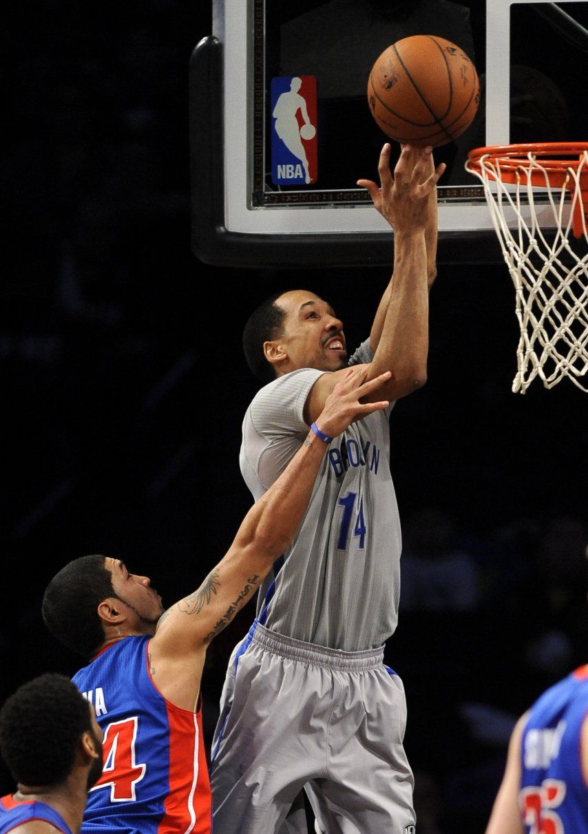 Nets vencen a Pistons con ráfaga de triples