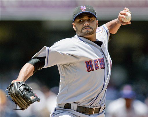 Johan Santana y Oliver Pérez son operados