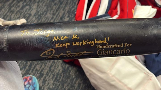 Giancarlo Stanton y un detalle especial con el lanzador panameño Jorge García