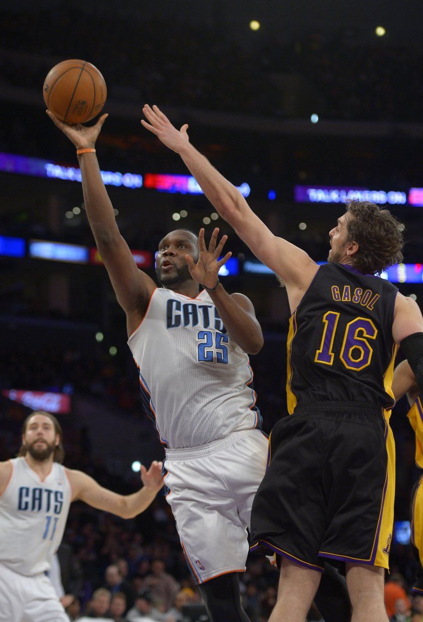 Bobcats ganan 110-100 a los alicaídos Lakers