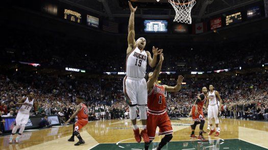 Enceste agónico de Bayless mantiene con vida a Bucks
